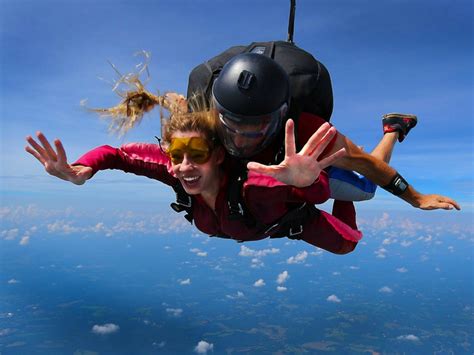 How do you look cute when skydiving?