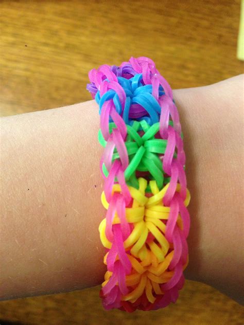 How do you make a Starburst Rainbow loom bracelet?