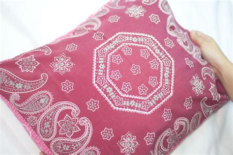 How do you make a bandana pillow?