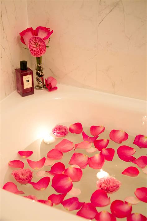 How do you make a rose petal bath?