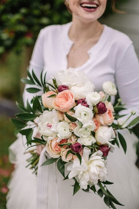 How do you make a wedding bouquet?
