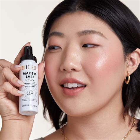 How do you make dewy setting spray?