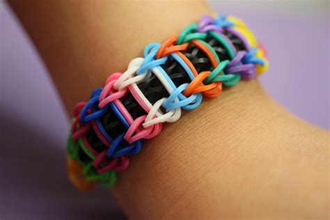 How do you make easy loom bracelets?