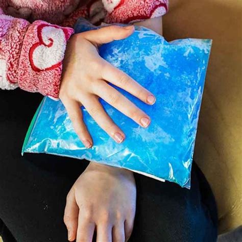 How do you make the best ice pack?