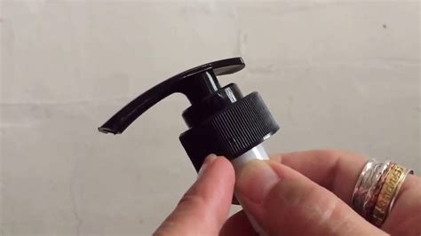 How do you open a pump bottle that keeps spinning?