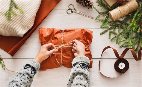 How do you pack a gift without a box?