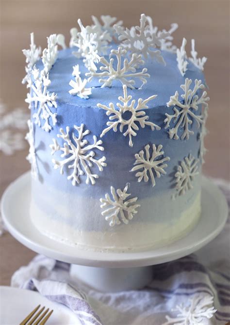 How do you pipe a snowflake on a cake?