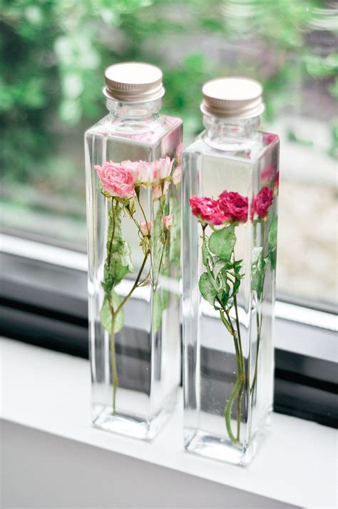 How do you preserve flowers in a jar?