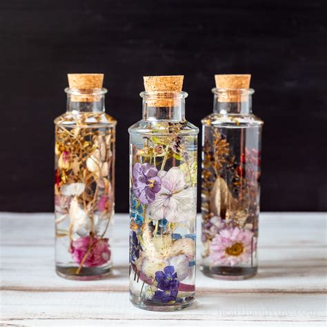 How do you preserve flowers in water?