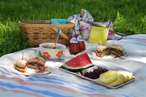 How do you stay cool at a picnic?