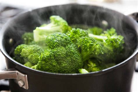 How do you steam broccoli in a bamboo steamer?