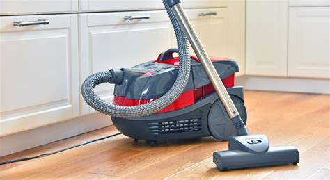 How do you unblock a vacuum cleaner?