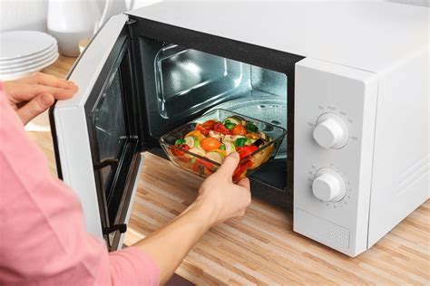 How do you use a microwave oven?