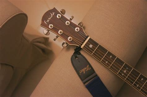 How do you use a pic on a guitar?