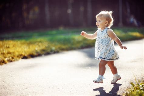 How do you walk like a cute girl?