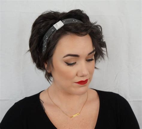 How do you wear a headband with short hair?