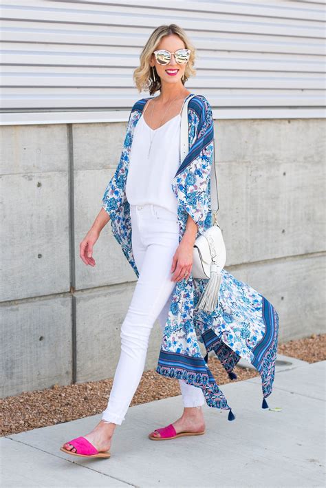 How do you wear a kimono with white jeans?