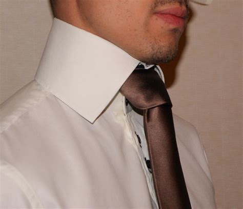 How do you wear a stiff collar?