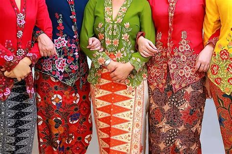 How do you wear an Indonesian skirt?