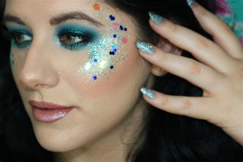 How do you wear loose glitter?