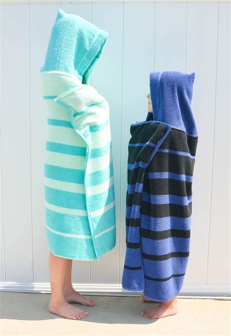 How do you wrap a beach towel?