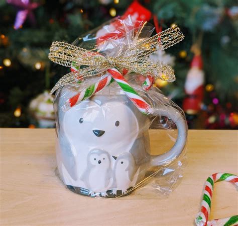 How do you wrap a mug with hot chocolate?