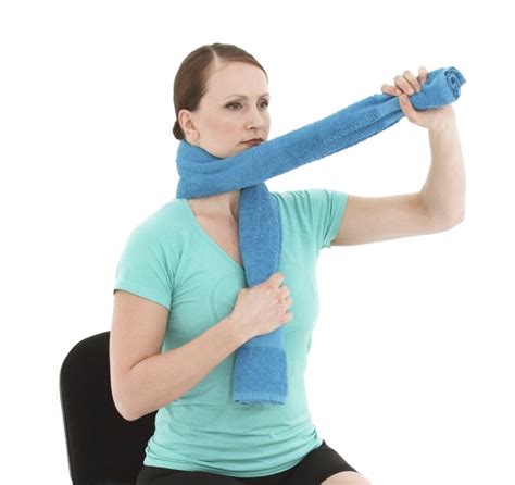 How do you wrap a towel around your neck?
