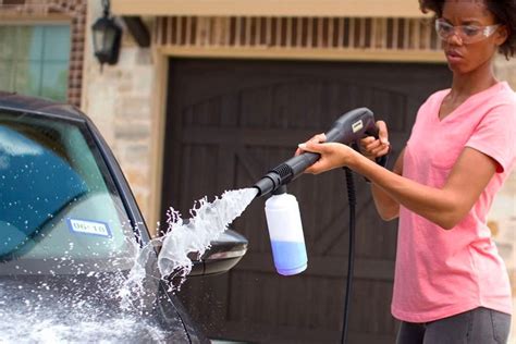 How does a pressure washer draw in soap?