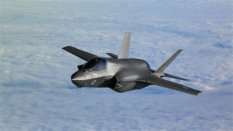 How fast is a F-35?