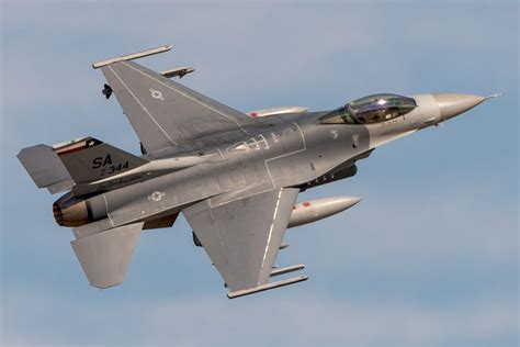 How fast is an F-16 go?