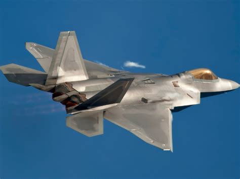 How fast is an F-22 Raptor?