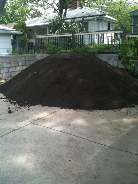 How heavy is 3 yards of topsoil?