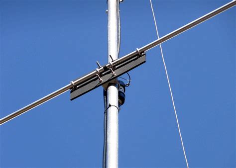How high should a 10 meter dipole antenna be?