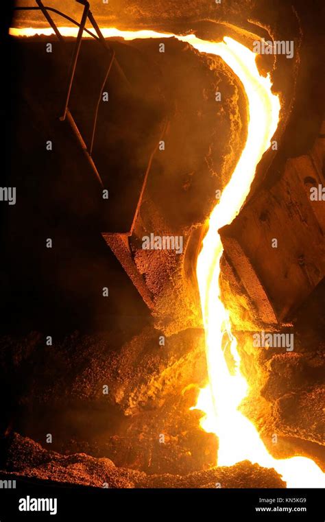 How hot is molten slag?