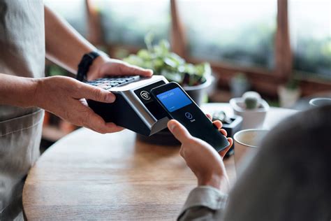 How is contactless payment done?