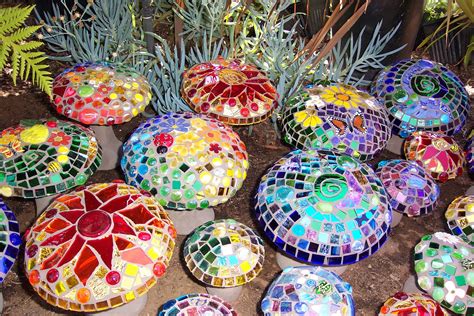 How is mosaic art made?
