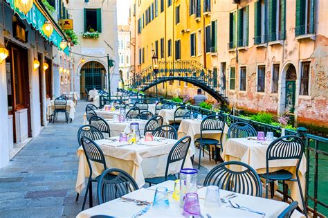 How late can you eat in Venice?