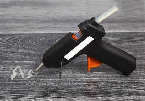 How long can a hot glue gun be plugged in?