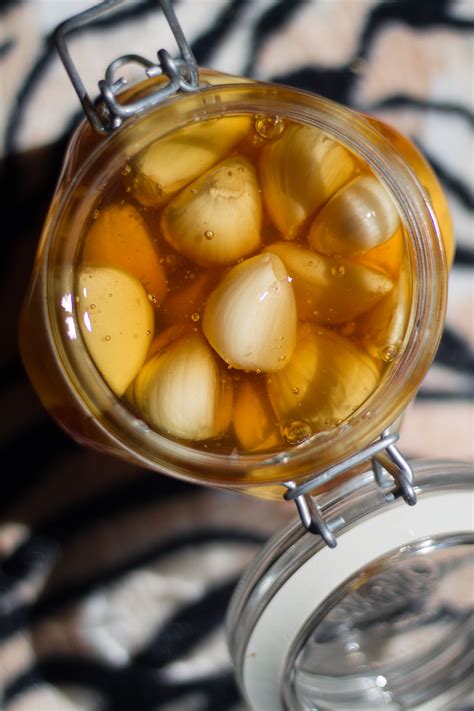 How long can garlic last in honey?