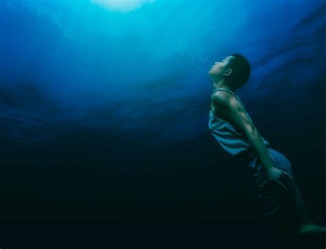 How long can the average man stay underwater?