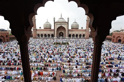 How long do Muslims pray?