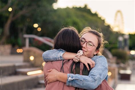 How long do close friends hug?