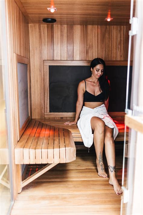 How long do you have to stay in the sauna to detox?