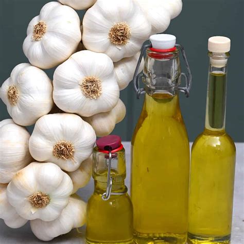 How long does garlic last in olive oil?