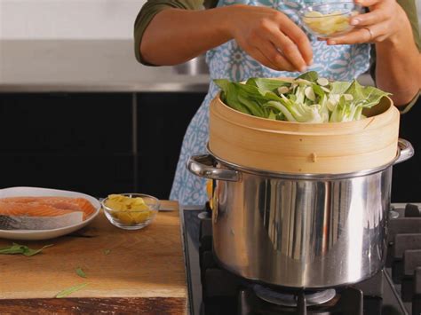 How long does it take to steam vegetables in a bamboo steamer?