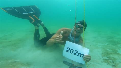 How long is the longest free dive?