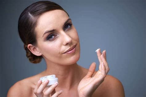How long should I wait to put moisturizer after serum?