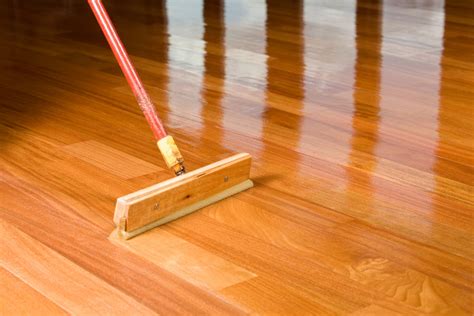 How long should stain dry before sanding?