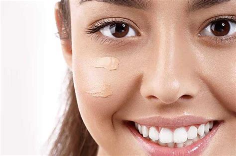 How long should you wait to apply foundation after moisturizer?