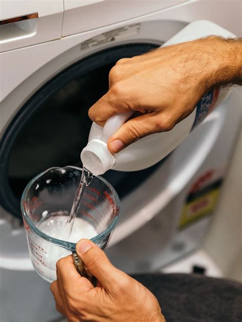 How long to leave white vinegar in washing machine?